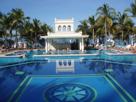swim up pool bar at Riu Palace Pacifico